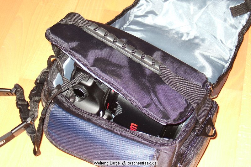 WEIFENG Large\n\nFoto von Jrg Langer\n\nKommentar zu dieser Tasche:\n\nDiese relativ kleine und sehr gnstige Tasche ist sehr hochwertig verarbeitet mit Liebe zum Detail.\n\nViele kleine Fcher fr die Dinge des Tglichen Lebens, wie Schlssel, Speicher, Handy, PDA, Akkus und dazu noch gengend Platz fr eine relativ groe DSLR mit relativ groem Objektiv. \n\nIn dem hier abgebildeten Falle ist es eine Canon 5D mit einem L Winkel fr das Stativ und einem Canon 24-70 2,8L das schon recht gro ist.\n\nUnsere Meinung: Diese Tasche ist mehr wert als nur 23,99 - wer eine kleine unauffllige Tasche fr das kleine Gepck sucht ist hier bestens beraten.