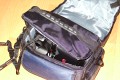 WEIFENG Large\n\nFoto von Jrg Langer\n\nKommentar zu dieser Tasche:\n\nDiese relativ kleine und sehr gnstige Tasche ist sehr hochwertig verarbeitet mit Liebe zum Detail.\n\nViele kleine Fcher fr die Dinge des Tglichen Lebens, wie Schlssel, Speicher, Handy, PDA, Akkus und dazu noch gengend Platz fr eine relativ groe DSLR mit relativ groem Objektiv. \n\nIn dem hier abgebildeten Falle ist es eine Canon 5D mit einem L Winkel fr das Stativ und einem Canon 24-70 2,8L das schon recht gro ist.\n\nUnsere Meinung: Diese Tasche ist mehr wert als nur 23,99 - wer eine kleine unauffllige Tasche fr das kleine Gepck sucht ist hier bestens beraten.