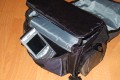WEIFENG Large\n\nFoto von Jrg Langer\n\nKommentar zu dieser Tasche:\n\nDiese relativ kleine und sehr gnstige Tasche ist sehr hochwertig verarbeitet mit Liebe zum Detail.\n\nViele kleine Fcher fr die Dinge des Tglichen Lebens, wie Schlssel, Speicher, Handy, PDA, Akkus und dazu noch gengend Platz fr eine relativ groe DSLR mit relativ groem Objektiv. \n\nIn dem hier abgebildeten Falle ist es eine Canon 5D mit einem L Winkel fr das Stativ und einem Canon 24-70 2,8L das schon recht gro ist.\n\nUnsere Meinung: Diese Tasche ist mehr wert als nur 23,99 - wer eine kleine unauffllige Tasche fr das kleine Gepck sucht ist hier bestens beraten.