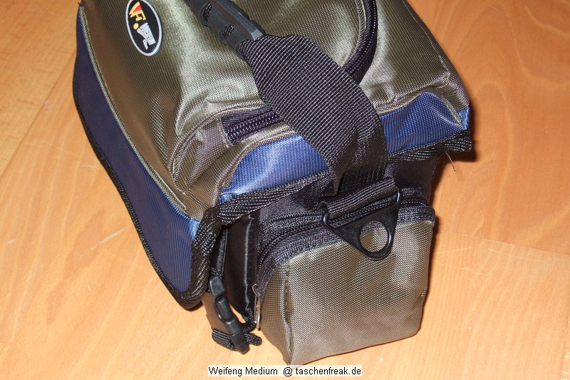 WEIFENG Medium\n\nFoto von Jrg Langer\n\nKommentar zu dieser Tasche:\n\nDiese relativ kleine und sehr gnstige Tasche ist sehr hochwertig verarbeitet mit Liebe zum Detail.\n\nViele kleine Fcher fr die Dinge des Tglichen Lebens, wie Schlssel, Speicher, Handy, PDA, Akkus und dazu noch gengend Platz fr eine relativ groe DSLR mit relativ groem Objektiv. \n\nHier passt prima eine relativ kleine DSLR mit Kitobjektiv wie eine 350D oder eine 400D aus dem Hause Canon oder eine Nikon 50D oder ahnliche rein. Fr unsere 5D mit L Winkel ist die Tasche zu klein.\n\nUnsere Meinung: Diese Tasche ist mehr wert als nur 21,99 - wer eine kleine unauffllige Tasche fr das kleine Gepck sucht ist hier bestens beraten.