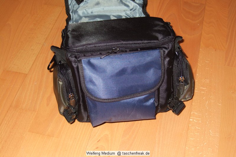 WEIFENG Medium\n\nFoto von Jrg Langer\n\nKommentar zu dieser Tasche:\n\nDiese relativ kleine und sehr gnstige Tasche ist sehr hochwertig verarbeitet mit Liebe zum Detail.\n\nViele kleine Fcher fr die Dinge des Tglichen Lebens, wie Schlssel, Speicher, Handy, PDA, Akkus und dazu noch gengend Platz fr eine relativ groe DSLR mit relativ groem Objektiv. \n\nHier passt prima eine relativ kleine DSLR mit Kitobjektiv wie eine 350D oder eine 400D aus dem Hause Canon oder eine Nikon 50D oder ahnliche rein. Fr unsere 5D mit L Winkel ist die Tasche zu klein.\n\nUnsere Meinung: Diese Tasche ist mehr wert als nur 21,99 - wer eine kleine unauffllige Tasche fr das kleine Gepck sucht ist hier bestens beraten.