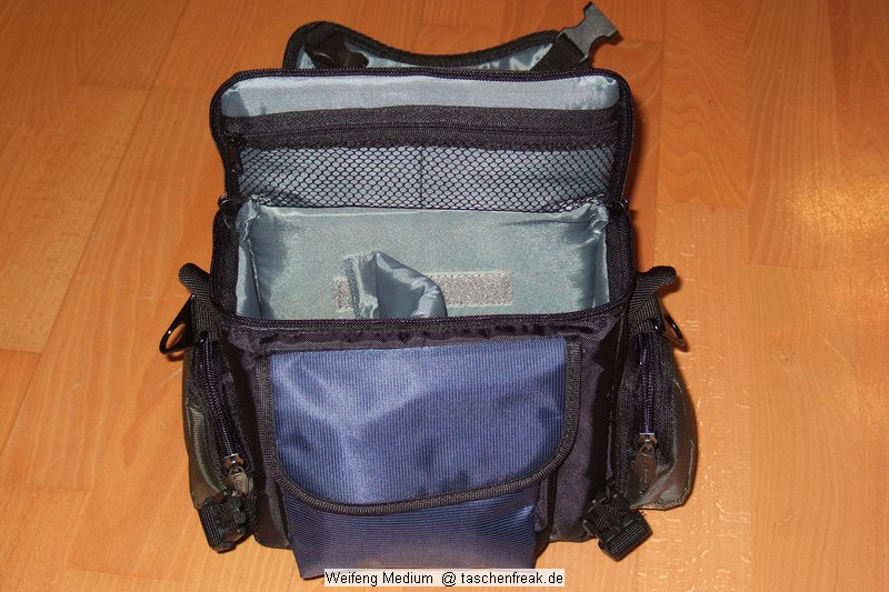 WEIFENG Medium\n\nFoto von Jrg Langer\n\nKommentar zu dieser Tasche:\n\nDiese relativ kleine und sehr gnstige Tasche ist sehr hochwertig verarbeitet mit Liebe zum Detail.\n\nViele kleine Fcher fr die Dinge des Tglichen Lebens, wie Schlssel, Speicher, Handy, PDA, Akkus und dazu noch gengend Platz fr eine relativ groe DSLR mit relativ groem Objektiv. \n\nHier passt prima eine relativ kleine DSLR mit Kitobjektiv wie eine 350D oder eine 400D aus dem Hause Canon oder eine Nikon 50D oder ahnliche rein. Fr unsere 5D mit L Winkel ist die Tasche zu klein.\n\nUnsere Meinung: Diese Tasche ist mehr wert als nur 21,99 - wer eine kleine unauffllige Tasche fr das kleine Gepck sucht ist hier bestens beraten.