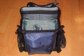 WEIFENG Medium\n\nFoto von Jörg Langer\n\nKommentar zu dieser Tasche:\n\nDiese relativ kleine und sehr günstige Tasche ist sehr hochwertig verarbeitet mit Liebe zum Detail.\n\nViele kleine Fächer für die Dinge des Täglichen Lebens, wie Schlüssel, Speicher, Handy, PDA, Akkus und dazu noch genügend Platz für eine relativ große DSLR mit relativ großem Objektiv. \n\nHier passt prima eine relativ kleine DSLR mit Kitobjektiv wie eine 350D oder eine 400D aus dem Hause Canon oder eine Nikon 50D oder ahnliche rein. Für unsere 5D mit L Winkel ist die Tasche zu klein.\n\nUnsere Meinung: Diese Tasche ist mehr wert als nur 21,99€ - wer eine kleine unauffällige Tasche für das kleine Gepäck sucht ist hier bestens beraten.