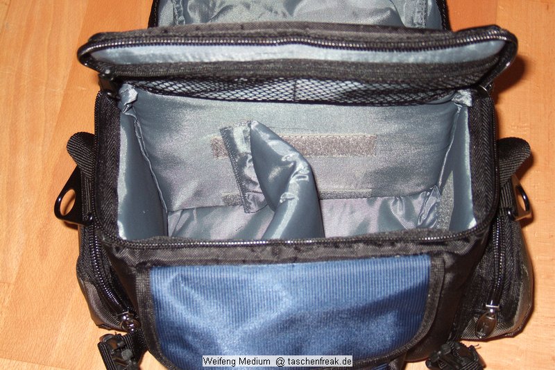 WEIFENG Medium\n\nFoto von Jrg Langer\n\nKommentar zu dieser Tasche:\n\nDiese relativ kleine und sehr gnstige Tasche ist sehr hochwertig verarbeitet mit Liebe zum Detail.\n\nViele kleine Fcher fr die Dinge des Tglichen Lebens, wie Schlssel, Speicher, Handy, PDA, Akkus und dazu noch gengend Platz fr eine relativ groe DSLR mit relativ groem Objektiv. \n\nHier passt prima eine relativ kleine DSLR mit Kitobjektiv wie eine 350D oder eine 400D aus dem Hause Canon oder eine Nikon 50D oder ahnliche rein. Fr unsere 5D mit L Winkel ist die Tasche zu klein.\n\nUnsere Meinung: Diese Tasche ist mehr wert als nur 21,99 - wer eine kleine unauffllige Tasche fr das kleine Gepck sucht ist hier bestens beraten.