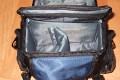 WEIFENG Medium\n\nFoto von Jörg Langer\n\nKommentar zu dieser Tasche:\n\nDiese relativ kleine und sehr günstige Tasche ist sehr hochwertig verarbeitet mit Liebe zum Detail.\n\nViele kleine Fächer für die Dinge des Täglichen Lebens, wie Schlüssel, Speicher, Handy, PDA, Akkus und dazu noch genügend Platz für eine relativ große DSLR mit relativ großem Objektiv. \n\nHier passt prima eine relativ kleine DSLR mit Kitobjektiv wie eine 350D oder eine 400D aus dem Hause Canon oder eine Nikon 50D oder ahnliche rein. Für unsere 5D mit L Winkel ist die Tasche zu klein.\n\nUnsere Meinung: Diese Tasche ist mehr wert als nur 21,99€ - wer eine kleine unauffällige Tasche für das kleine Gepäck sucht ist hier bestens beraten.