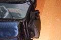 WEIFENG Medium\n\nFoto von Jörg Langer\n\nKommentar zu dieser Tasche:\n\nDiese relativ kleine und sehr günstige Tasche ist sehr hochwertig verarbeitet mit Liebe zum Detail.\n\nViele kleine Fächer für die Dinge des Täglichen Lebens, wie Schlüssel, Speicher, Handy, PDA, Akkus und dazu noch genügend Platz für eine relativ große DSLR mit relativ großem Objektiv. \n\nHier passt prima eine relativ kleine DSLR mit Kitobjektiv wie eine 350D oder eine 400D aus dem Hause Canon oder eine Nikon 50D oder ahnliche rein. Für unsere 5D mit L Winkel ist die Tasche zu klein.\n\nUnsere Meinung: Diese Tasche ist mehr wert als nur 21,99€ - wer eine kleine unauffällige Tasche für das kleine Gepäck sucht ist hier bestens beraten.