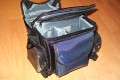 WEIFENG Medium\n\nFoto von Jörg Langer\n\nKommentar zu dieser Tasche:\n\nDiese relativ kleine und sehr günstige Tasche ist sehr hochwertig verarbeitet mit Liebe zum Detail.\n\nViele kleine Fächer für die Dinge des Täglichen Lebens, wie Schlüssel, Speicher, Handy, PDA, Akkus und dazu noch genügend Platz für eine relativ große DSLR mit relativ großem Objektiv. \n\nHier passt prima eine relativ kleine DSLR mit Kitobjektiv wie eine 350D oder eine 400D aus dem Hause Canon oder eine Nikon 50D oder ahnliche rein. Für unsere 5D mit L Winkel ist die Tasche zu klein.\n\nUnsere Meinung: Diese Tasche ist mehr wert als nur 21,99€ - wer eine kleine unauffällige Tasche für das kleine Gepäck sucht ist hier bestens beraten.