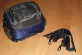 WEIFENG Medium\n\nFoto von Jörg Langer\n\nKommentar zu dieser Tasche:\n\nDiese relativ kleine und sehr günstige Tasche ist sehr hochwertig verarbeitet mit Liebe zum Detail.\n\nViele kleine Fächer für die Dinge des Täglichen Lebens, wie Schlüssel, Speicher, Handy, PDA, Akkus und dazu noch genügend Platz für eine relativ große DSLR mit relativ großem Objektiv. \n\nHier passt prima eine relativ kleine DSLR mit Kitobjektiv wie eine 350D oder eine 400D aus dem Hause Canon oder eine Nikon 50D oder ahnliche rein. Für unsere 5D mit L Winkel ist die Tasche zu klein.\n\nUnsere Meinung: Diese Tasche ist mehr wert als nur 21,99€ - wer eine kleine unauffällige Tasche für das kleine Gepäck sucht ist hier bestens beraten.