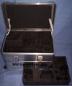 Zarges K470 - 60L\n\nFoto von Stephan Leonhard - VIELEN DANK FR DAS MAIL!\n\nKommentar des Nutzers:\n\nMoin moin,\n\nhier wie angekndigt die Bilder:\n\nInhalt der Box:\n\n- Canon Eos 20D + Bat. Griff\n- Canon Eos 400D + Bat. Griff\n- Canon Eos 400D\n- Canon EFs 18-55mm\n- Canon EF 70-200mm 2.8 IS\n- Canon EF 100-400mm IS\n- Canon EF 500mm 4.0 IS\n- Canon Konverter 1.4\n- Canon Konverter 2.0\n- Canon Gegenlichtblenden d. o. Objektive\n- Tamron 28-300mm\n- Sigma 50-500mm APO-DG\n- Ladegrte fr 20D und 400D\n- 5 Akkus eingelassen Rest im Stauraum bei den Gelis mit weiteren Kabeln\n\nDie Box ist mit allem darin 21 KG schwer, ich habe mit Air Berlin auf meinem Flug Hannover-Mallorca-Hannover keinerlei Probleme bekommen. Von Zarges gibt es einen Trolli den ich mit an der Kiste montiert habe. Fr die Gelndetouren habe ich eine Lastenkraxe bestellt, wo die Kiste dann drauf geschnallt wird.\n\nDie Box selbst habe ich in Hannover bei der Firma "Kretschmar GmbH" http://www.kretschmar-schaumstoffe.de fr 185 auskleiden lassen. Die Box habe ich fr 139 + 49 fr den Trolli bei "Globetrotter" www.globetrotter.de erstanden.\n\nIch hoffe die Bilder taugen, da ja alles auf dem Bild drauf ist, musste ich mit ner alten Fuji Finepix arbeiten.
