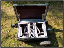 ZARGES TRANSPORTWAGEN - SELBSTBAU\n\nFoto und Text von Thomas Bder - VIELEN DANK!\n\nKommentar:\n\nTransport der Fotoausrstung\n\n \n\nNun ist es endlich soweit.\n\nLange habe ich an diesem Transportwagen geplant und gebaut.\n\nAuch wenn es vielleicht nicht so aussieht :-)\n\nBasis des Ganzen ist eine 60l Zarges Aluminiumkiste von der Bundeswehr.\n\nQuasi unkaputtbar und absolut wasserdicht.\n\nDie rckseitige Konstruktion besteht aus Aluminium und Eschenholz.\n\nHolz deshalb, weil es schn warm ist im Winter, man keine Schweihnde bekommt und Schlge gut abfedert werden.\n\nDie Eschenprofile sind als Nut und Feder ausgefhrt, damit man den Transportgriff ausziehen kann.\n\nIn die inneren Profile sind gefederte Bolzen eingebaut, die durch einen kleinen Seilzug nach innen gezogen werden knnen.\n\nDamit wird der Teleskopgriff entriegelt.\n\nDie weien Punkte an den Profilen, markieren die Einrastpositionen.\n\nUnten ist die Parkposition.\n\nNach oben hin gibt es Endanschlge aus Alu und Hartgummi, falls die Bolzen mal versagen sollten.\n\nDie luftgefllten Rder laufen auf einer 20mm Stahlrohrachse.\n\nDas blaue Beinchen unten, ist abschraubbar und nur fr den aufrechten Stand notwendig.\n\nBlau deshalb, um es im Ernstfall im Wald wiederzufinden ;-)\n\nAn einer Seite befindet sich die Halterung fr das Stativ.\n\nDieses Rohr hat unten ein eingeflochtenes Nylongarnnetz um das Stativ abzufedern und auch Wasser durchlaufen zu lassen.\n\nDie Stativhalterung ist innerhalb von Sekunden komplett abnehmbar, falls man kein Dreibein bentigt.\n\nDie beiden grauen Winkel mit den roten Kappen sind die Beine fr die liegende Position.\n\nIn der Box selbst gibt es zwei verstellbare Alutrennwnde.\n\nLinks und rechts befindet sich jeweils ein Einsatz einer Lowepro Stealth Reporter 500 AW Tasche.\n\nDiese 500er Taschen benutze ich normalerweise und kann somit wunderbar hin und her tauschen.\n\nIn der Mitte stehen einfach vier groe Objektivbecher nebeneinander.\n\nPlatz ist also mehr als genug...\n\nNun noch ein paar Daten:\n\nZum Zerlegen braucht man einen 4er und einen 6er Inbusschlssel, einen 13er Maulschlssel und einen normalen Kreuzschlitzschraubendreher.\n\nGewicht ca. 14kg also so ungefhr auf Pelicase Niveau nur mit dickeren Reifen :-)\n\nMae:\n\n60cm breit, 36cm tief, 73cm hoch (ohne Griff), mit ausgezogenem Griff 122cm\n\nInnenmae der Kiste:\n\n56cm breit, 37cm tief, 22cm hoch\n\nLink:\nhttp://www.makrofotografie.eu/index.php?option=com_content&view=article&id=47&Itemid=54