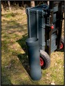 ZARGES TRANSPORTWAGEN - SELBSTBAU\n\nFoto und Text von Thomas Bder - VIELEN DANK!\n\nKommentar:\n\nTransport der Fotoausrstung\n\n \n\nNun ist es endlich soweit.\n\nLange habe ich an diesem Transportwagen geplant und gebaut.\n\nAuch wenn es vielleicht nicht so aussieht :-)\n\nBasis des Ganzen ist eine 60l Zarges Aluminiumkiste von der Bundeswehr.\n\nQuasi unkaputtbar und absolut wasserdicht.\n\nDie rckseitige Konstruktion besteht aus Aluminium und Eschenholz.\n\nHolz deshalb, weil es schn warm ist im Winter, man keine Schweihnde bekommt und Schlge gut abfedert werden.\n\nDie Eschenprofile sind als Nut und Feder ausgefhrt, damit man den Transportgriff ausziehen kann.\n\nIn die inneren Profile sind gefederte Bolzen eingebaut, die durch einen kleinen Seilzug nach innen gezogen werden knnen.\n\nDamit wird der Teleskopgriff entriegelt.\n\nDie weien Punkte an den Profilen, markieren die Einrastpositionen.\n\nUnten ist die Parkposition.\n\nNach oben hin gibt es Endanschlge aus Alu und Hartgummi, falls die Bolzen mal versagen sollten.\n\nDie luftgefllten Rder laufen auf einer 20mm Stahlrohrachse.\n\nDas blaue Beinchen unten, ist abschraubbar und nur fr den aufrechten Stand notwendig.\n\nBlau deshalb, um es im Ernstfall im Wald wiederzufinden ;-)\n\nAn einer Seite befindet sich die Halterung fr das Stativ.\n\nDieses Rohr hat unten ein eingeflochtenes Nylongarnnetz um das Stativ abzufedern und auch Wasser durchlaufen zu lassen.\n\nDie Stativhalterung ist innerhalb von Sekunden komplett abnehmbar, falls man kein Dreibein bentigt.\n\nDie beiden grauen Winkel mit den roten Kappen sind die Beine fr die liegende Position.\n\nIn der Box selbst gibt es zwei verstellbare Alutrennwnde.\n\nLinks und rechts befindet sich jeweils ein Einsatz einer Lowepro Stealth Reporter 500 AW Tasche.\n\nDiese 500er Taschen benutze ich normalerweise und kann somit wunderbar hin und her tauschen.\n\nIn der Mitte stehen einfach vier groe Objektivbecher nebeneinander.\n\nPlatz ist also mehr als genug...\n\nNun noch ein paar Daten:\n\nZum Zerlegen braucht man einen 4er und einen 6er Inbusschlssel, einen 13er Maulschlssel und einen normalen Kreuzschlitzschraubendreher.\n\nGewicht ca. 14kg also so ungefhr auf Pelicase Niveau nur mit dickeren Reifen :-)\n\nMae:\n\n60cm breit, 36cm tief, 73cm hoch (ohne Griff), mit ausgezogenem Griff 122cm\n\nInnenmae der Kiste:\n\n56cm breit, 37cm tief, 22cm hoch\n\nLink:\nhttp://www.makrofotografie.eu/index.php?option=com_content&view=article&id=47&Itemid=54