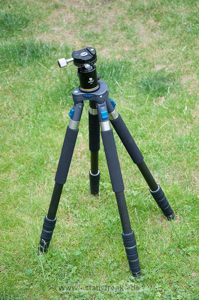 NOVOFLEX QuadroPod Variabel - QPV\n\nFoto und Text - Jrg Langer - www.stativfreak.de\n\nKommentar des Testers:\n\nVielen Dank an die Firma Novoflex, die uns das QPV - das flexible Vierbein Stativsystem - zum Testen berlassen hat.\n\nDas QuadroPod hat viele Pressemeldungen hervorgerufen als zur Photokina 2008 prsentiert wurde. Viele Stimmen wurden dazu laut, das ein Stativ mit drei Beinen immer stabiler und besser sein muss als das neue mit vier Beinen.\n\nEins vorweg:\nDas QPV ist das flexibelste und vielseitigste Stativ das wir je in den Hnden hatten und testen durften. \n\nSicher bekommt man als Betreiber einer solchen Plattform einiges tzu testen und zu sehen und hat einen besonderen Spleen fr solche technischen Schmankerl, aber das QPV ist wirklich ein Highlight das sich von der Masse abhebt.\n\nIn Sachen Stabilitt ist ein hochwertiges und recht gutes Stativ. Ja ein starkes Gitzo hlt dagegen den Stabilittstest, aber mit all den anderen Stativsystemen ist die flexibilitt und die vielseitigkeit an EInsatzgebieten immer wieder beschrnkt und genau da spielt das QPV seine Strken aus.\n\nMan kann das QPV als vierbein benutzen und wie man auf den Bilder sehen kann absolut bodennah arbeiten. Man kann aber auch die Neigung zweier Beine so verdrehen das man das vierte Bein entfernen kann, um im Handumdrehen aus dem Vierbein ein Dreibein zu machen. Das Handling ist dann wieder wie mit jedem anderen Stativ gleichauf. Das vierte entnommene Bein ist ein sehr hochwertiges und gut nutzbares Einbeinstativ.\n\nIn unserem Test hatten wir das QPV mit den vierteiligen Carbonbeinen im Einsatz. Das dreiteile wird an Stabilitt sicher noch etws zulegen, dafr aber ein lngeres Packma aufweisen.\n\nDie Beine lassen sich alle schnell entfernen und gegen andere Teile des Systems austauschen. So kann mann beispielsweise 2 lange Beine verwenden und zwei kurze Beine oder auch zwei Saugnpfe um das System an einem Tisch oder Auto befestigen zu knnen. Grenzen gibt es dazu nahezu keine, zumindest fallen uns keine ein.\n\nDie gesamte Arbeitshhe ist sehr gut und hoch.\n\nDie Beine aus Carbon sind verdrehsicher und hneln den Gitzo und Benro Beinen sehr. An den Beinenden sind schraubbare Gummife die beim hochdrehen zu Spikes umgewandelt werden. So hat man in jeder SItuation die richtigen Fe des Systems dabei.\n\nAlles in allem reden wir in diesem System ber feinste hochwertige Arbeit Made in Germany.\n\nAn der Schulter des Statives - der QPV-Basis - lassen sich durch zustzliche Bohrungen weitere Artikel aus dem Novoflex Systems befestigen, wie flexibel Arme, Blitzarme und andere ntzliche Helferlein.\n\nWas uns fehlte?\nEine mglichkeit zur Stabilisierung des ganzen eine Tasche unter das Stativ zu hngen wie wir es von vielen Gitzo und Benromodellen her kennen. Das wre ncoh eine Nachrstung und Feintuningmanahme wert.\n\nUnser Stativfreak Fazit:\nSehr Empfehlenswert fr diejenigen die ein komplettes flexibles und vielseitiges Haltungssystem suchen.\n\nSchauen Sie sich das System auf der Herstellerpage ruhig noch mal nher an. An Service werden Sie definitiv keinen besseren Hersteller finden.