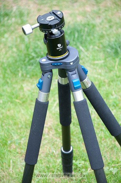 NOVOFLEX QuadroPod Variabel - QPV\n\nFoto und Text - Jrg Langer - www.stativfreak.de\n\nKommentar des Testers:\n\nVielen Dank an die Firma Novoflex, die uns das QPV - das flexible Vierbein Stativsystem - zum Testen berlassen hat.\n\nDas QuadroPod hat viele Pressemeldungen hervorgerufen als zur Photokina 2008 prsentiert wurde. Viele Stimmen wurden dazu laut, das ein Stativ mit drei Beinen immer stabiler und besser sein muss als das neue mit vier Beinen.\n\nEins vorweg:\nDas QPV ist das flexibelste und vielseitigste Stativ das wir je in den Hnden hatten und testen durften. \n\nSicher bekommt man als Betreiber einer solchen Plattform einiges tzu testen und zu sehen und hat einen besonderen Spleen fr solche technischen Schmankerl, aber das QPV ist wirklich ein Highlight das sich von der Masse abhebt.\n\nIn Sachen Stabilitt ist ein hochwertiges und recht gutes Stativ. Ja ein starkes Gitzo hlt dagegen den Stabilittstest, aber mit all den anderen Stativsystemen ist die flexibilitt und die vielseitigkeit an EInsatzgebieten immer wieder beschrnkt und genau da spielt das QPV seine Strken aus.\n\nMan kann das QPV als vierbein benutzen und wie man auf den Bilder sehen kann absolut bodennah arbeiten. Man kann aber auch die Neigung zweier Beine so verdrehen das man das vierte Bein entfernen kann, um im Handumdrehen aus dem Vierbein ein Dreibein zu machen. Das Handling ist dann wieder wie mit jedem anderen Stativ gleichauf. Das vierte entnommene Bein ist ein sehr hochwertiges und gut nutzbares Einbeinstativ.\n\nIn unserem Test hatten wir das QPV mit den vierteiligen Carbonbeinen im Einsatz. Das dreiteile wird an Stabilitt sicher noch etws zulegen, dafr aber ein lngeres Packma aufweisen.\n\nDie Beine lassen sich alle schnell entfernen und gegen andere Teile des Systems austauschen. So kann mann beispielsweise 2 lange Beine verwenden und zwei kurze Beine oder auch zwei Saugnpfe um das System an einem Tisch oder Auto befestigen zu knnen. Grenzen gibt es dazu nahezu keine, zumindest fallen uns keine ein.\n\nDie gesamte Arbeitshhe ist sehr gut und hoch.\n\nDie Beine aus Carbon sind verdrehsicher und hneln den Gitzo und Benro Beinen sehr. An den Beinenden sind schraubbare Gummife die beim hochdrehen zu Spikes umgewandelt werden. So hat man in jeder SItuation die richtigen Fe des Systems dabei.\n\nAlles in allem reden wir in diesem System ber feinste hochwertige Arbeit Made in Germany.\n\nAn der Schulter des Statives - der QPV-Basis - lassen sich durch zustzliche Bohrungen weitere Artikel aus dem Novoflex Systems befestigen, wie flexibel Arme, Blitzarme und andere ntzliche Helferlein.\n\nWas uns fehlte?\nEine mglichkeit zur Stabilisierung des ganzen eine Tasche unter das Stativ zu hngen wie wir es von vielen Gitzo und Benromodellen her kennen. Das wre ncoh eine Nachrstung und Feintuningmanahme wert.\n\nUnser Stativfreak Fazit:\nSehr Empfehlenswert fr diejenigen die ein komplettes flexibles und vielseitiges Haltungssystem suchen.\n\nSchauen Sie sich das System auf der Herstellerpage ruhig noch mal nher an. An Service werden Sie definitiv keinen besseren Hersteller finden.