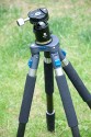 NOVOFLEX QuadroPod Variabel - QPV\n\nFoto und Text - Jrg Langer - www.stativfreak.de\n\nKommentar des Testers:\n\nVielen Dank an die Firma Novoflex, die uns das QPV - das flexible Vierbein Stativsystem - zum Testen berlassen hat.\n\nDas QuadroPod hat viele Pressemeldungen hervorgerufen als zur Photokina 2008 prsentiert wurde. Viele Stimmen wurden dazu laut, das ein Stativ mit drei Beinen immer stabiler und besser sein muss als das neue mit vier Beinen.\n\nEins vorweg:\nDas QPV ist das flexibelste und vielseitigste Stativ das wir je in den Hnden hatten und testen durften. \n\nSicher bekommt man als Betreiber einer solchen Plattform einiges tzu testen und zu sehen und hat einen besonderen Spleen fr solche technischen Schmankerl, aber das QPV ist wirklich ein Highlight das sich von der Masse abhebt.\n\nIn Sachen Stabilitt ist ein hochwertiges und recht gutes Stativ. Ja ein starkes Gitzo hlt dagegen den Stabilittstest, aber mit all den anderen Stativsystemen ist die flexibilitt und die vielseitigkeit an EInsatzgebieten immer wieder beschrnkt und genau da spielt das QPV seine Strken aus.\n\nMan kann das QPV als vierbein benutzen und wie man auf den Bilder sehen kann absolut bodennah arbeiten. Man kann aber auch die Neigung zweier Beine so verdrehen das man das vierte Bein entfernen kann, um im Handumdrehen aus dem Vierbein ein Dreibein zu machen. Das Handling ist dann wieder wie mit jedem anderen Stativ gleichauf. Das vierte entnommene Bein ist ein sehr hochwertiges und gut nutzbares Einbeinstativ.\n\nIn unserem Test hatten wir das QPV mit den vierteiligen Carbonbeinen im Einsatz. Das dreiteile wird an Stabilitt sicher noch etws zulegen, dafr aber ein lngeres Packma aufweisen.\n\nDie Beine lassen sich alle schnell entfernen und gegen andere Teile des Systems austauschen. So kann mann beispielsweise 2 lange Beine verwenden und zwei kurze Beine oder auch zwei Saugnpfe um das System an einem Tisch oder Auto befestigen zu knnen. Grenzen gibt es dazu nahezu keine, zumindest fallen uns keine ein.\n\nDie gesamte Arbeitshhe ist sehr gut und hoch.\n\nDie Beine aus Carbon sind verdrehsicher und hneln den Gitzo und Benro Beinen sehr. An den Beinenden sind schraubbare Gummife die beim hochdrehen zu Spikes umgewandelt werden. So hat man in jeder SItuation die richtigen Fe des Systems dabei.\n\nAlles in allem reden wir in diesem System ber feinste hochwertige Arbeit Made in Germany.\n\nAn der Schulter des Statives - der QPV-Basis - lassen sich durch zustzliche Bohrungen weitere Artikel aus dem Novoflex Systems befestigen, wie flexibel Arme, Blitzarme und andere ntzliche Helferlein.\n\nWas uns fehlte?\nEine mglichkeit zur Stabilisierung des ganzen eine Tasche unter das Stativ zu hngen wie wir es von vielen Gitzo und Benromodellen her kennen. Das wre ncoh eine Nachrstung und Feintuningmanahme wert.\n\nUnser Stativfreak Fazit:\nSehr Empfehlenswert fr diejenigen die ein komplettes flexibles und vielseitiges Haltungssystem suchen.\n\nSchauen Sie sich das System auf der Herstellerpage ruhig noch mal nher an. An Service werden Sie definitiv keinen besseren Hersteller finden.