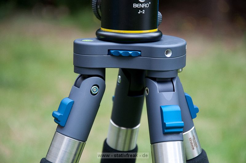 NOVOFLEX QuadroPod Variabel - QPV\n\nFoto und Text - Jrg Langer - www.stativfreak.de\n\nKommentar des Testers:\n\nVielen Dank an die Firma Novoflex, die uns das QPV - das flexible Vierbein Stativsystem - zum Testen berlassen hat.\n\nDas QuadroPod hat viele Pressemeldungen hervorgerufen als zur Photokina 2008 prsentiert wurde. Viele Stimmen wurden dazu laut, das ein Stativ mit drei Beinen immer stabiler und besser sein muss als das neue mit vier Beinen.\n\nEins vorweg:\nDas QPV ist das flexibelste und vielseitigste Stativ das wir je in den Hnden hatten und testen durften. \n\nSicher bekommt man als Betreiber einer solchen Plattform einiges tzu testen und zu sehen und hat einen besonderen Spleen fr solche technischen Schmankerl, aber das QPV ist wirklich ein Highlight das sich von der Masse abhebt.\n\nIn Sachen Stabilitt ist ein hochwertiges und recht gutes Stativ. Ja ein starkes Gitzo hlt dagegen den Stabilittstest, aber mit all den anderen Stativsystemen ist die flexibilitt und die vielseitigkeit an EInsatzgebieten immer wieder beschrnkt und genau da spielt das QPV seine Strken aus.\n\nMan kann das QPV als vierbein benutzen und wie man auf den Bilder sehen kann absolut bodennah arbeiten. Man kann aber auch die Neigung zweier Beine so verdrehen das man das vierte Bein entfernen kann, um im Handumdrehen aus dem Vierbein ein Dreibein zu machen. Das Handling ist dann wieder wie mit jedem anderen Stativ gleichauf. Das vierte entnommene Bein ist ein sehr hochwertiges und gut nutzbares Einbeinstativ.\n\nIn unserem Test hatten wir das QPV mit den vierteiligen Carbonbeinen im Einsatz. Das dreiteile wird an Stabilitt sicher noch etws zulegen, dafr aber ein lngeres Packma aufweisen.\n\nDie Beine lassen sich alle schnell entfernen und gegen andere Teile des Systems austauschen. So kann mann beispielsweise 2 lange Beine verwenden und zwei kurze Beine oder auch zwei Saugnpfe um das System an einem Tisch oder Auto befestigen zu knnen. Grenzen gibt es dazu nahezu keine, zumindest fallen uns keine ein.\n\nDie gesamte Arbeitshhe ist sehr gut und hoch.\n\nDie Beine aus Carbon sind verdrehsicher und hneln den Gitzo und Benro Beinen sehr. An den Beinenden sind schraubbare Gummife die beim hochdrehen zu Spikes umgewandelt werden. So hat man in jeder SItuation die richtigen Fe des Systems dabei.\n\nAlles in allem reden wir in diesem System ber feinste hochwertige Arbeit Made in Germany.\n\nAn der Schulter des Statives - der QPV-Basis - lassen sich durch zustzliche Bohrungen weitere Artikel aus dem Novoflex Systems befestigen, wie flexibel Arme, Blitzarme und andere ntzliche Helferlein.\n\nWas uns fehlte?\nEine mglichkeit zur Stabilisierung des ganzen eine Tasche unter das Stativ zu hngen wie wir es von vielen Gitzo und Benromodellen her kennen. Das wre ncoh eine Nachrstung und Feintuningmanahme wert.\n\nUnser Stativfreak Fazit:\nSehr Empfehlenswert fr diejenigen die ein komplettes flexibles und vielseitiges Haltungssystem suchen.\n\nSchauen Sie sich das System auf der Herstellerpage ruhig noch mal nher an. An Service werden Sie definitiv keinen besseren Hersteller finden.