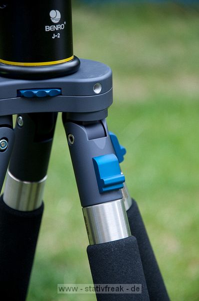 NOVOFLEX QuadroPod Variabel - QPV\n\nFoto und Text - Jrg Langer - www.stativfreak.de\n\nKommentar des Testers:\n\nVielen Dank an die Firma Novoflex, die uns das QPV - das flexible Vierbein Stativsystem - zum Testen berlassen hat.\n\nDas QuadroPod hat viele Pressemeldungen hervorgerufen als zur Photokina 2008 prsentiert wurde. Viele Stimmen wurden dazu laut, das ein Stativ mit drei Beinen immer stabiler und besser sein muss als das neue mit vier Beinen.\n\nEins vorweg:\nDas QPV ist das flexibelste und vielseitigste Stativ das wir je in den Hnden hatten und testen durften. \n\nSicher bekommt man als Betreiber einer solchen Plattform einiges tzu testen und zu sehen und hat einen besonderen Spleen fr solche technischen Schmankerl, aber das QPV ist wirklich ein Highlight das sich von der Masse abhebt.\n\nIn Sachen Stabilitt ist ein hochwertiges und recht gutes Stativ. Ja ein starkes Gitzo hlt dagegen den Stabilittstest, aber mit all den anderen Stativsystemen ist die flexibilitt und die vielseitigkeit an EInsatzgebieten immer wieder beschrnkt und genau da spielt das QPV seine Strken aus.\n\nMan kann das QPV als vierbein benutzen und wie man auf den Bilder sehen kann absolut bodennah arbeiten. Man kann aber auch die Neigung zweier Beine so verdrehen das man das vierte Bein entfernen kann, um im Handumdrehen aus dem Vierbein ein Dreibein zu machen. Das Handling ist dann wieder wie mit jedem anderen Stativ gleichauf. Das vierte entnommene Bein ist ein sehr hochwertiges und gut nutzbares Einbeinstativ.\n\nIn unserem Test hatten wir das QPV mit den vierteiligen Carbonbeinen im Einsatz. Das dreiteile wird an Stabilitt sicher noch etws zulegen, dafr aber ein lngeres Packma aufweisen.\n\nDie Beine lassen sich alle schnell entfernen und gegen andere Teile des Systems austauschen. So kann mann beispielsweise 2 lange Beine verwenden und zwei kurze Beine oder auch zwei Saugnpfe um das System an einem Tisch oder Auto befestigen zu knnen. Grenzen gibt es dazu nahezu keine, zumindest fallen uns keine ein.\n\nDie gesamte Arbeitshhe ist sehr gut und hoch.\n\nDie Beine aus Carbon sind verdrehsicher und hneln den Gitzo und Benro Beinen sehr. An den Beinenden sind schraubbare Gummife die beim hochdrehen zu Spikes umgewandelt werden. So hat man in jeder SItuation die richtigen Fe des Systems dabei.\n\nAlles in allem reden wir in diesem System ber feinste hochwertige Arbeit Made in Germany.\n\nAn der Schulter des Statives - der QPV-Basis - lassen sich durch zustzliche Bohrungen weitere Artikel aus dem Novoflex Systems befestigen, wie flexibel Arme, Blitzarme und andere ntzliche Helferlein.\n\nWas uns fehlte?\nEine mglichkeit zur Stabilisierung des ganzen eine Tasche unter das Stativ zu hngen wie wir es von vielen Gitzo und Benromodellen her kennen. Das wre ncoh eine Nachrstung und Feintuningmanahme wert.\n\nUnser Stativfreak Fazit:\nSehr Empfehlenswert fr diejenigen die ein komplettes flexibles und vielseitiges Haltungssystem suchen.\n\nSchauen Sie sich das System auf der Herstellerpage ruhig noch mal nher an. An Service werden Sie definitiv keinen besseren Hersteller finden.