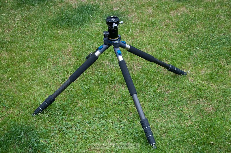 NOVOFLEX QuadroPod Variabel - QPV\n\nFoto und Text - Jrg Langer - www.stativfreak.de\n\nKommentar des Testers:\n\nVielen Dank an die Firma Novoflex, die uns das QPV - das flexible Vierbein Stativsystem - zum Testen berlassen hat.\n\nDas QuadroPod hat viele Pressemeldungen hervorgerufen als zur Photokina 2008 prsentiert wurde. Viele Stimmen wurden dazu laut, das ein Stativ mit drei Beinen immer stabiler und besser sein muss als das neue mit vier Beinen.\n\nEins vorweg:\nDas QPV ist das flexibelste und vielseitigste Stativ das wir je in den Hnden hatten und testen durften. \n\nSicher bekommt man als Betreiber einer solchen Plattform einiges tzu testen und zu sehen und hat einen besonderen Spleen fr solche technischen Schmankerl, aber das QPV ist wirklich ein Highlight das sich von der Masse abhebt.\n\nIn Sachen Stabilitt ist ein hochwertiges und recht gutes Stativ. Ja ein starkes Gitzo hlt dagegen den Stabilittstest, aber mit all den anderen Stativsystemen ist die flexibilitt und die vielseitigkeit an EInsatzgebieten immer wieder beschrnkt und genau da spielt das QPV seine Strken aus.\n\nMan kann das QPV als vierbein benutzen und wie man auf den Bilder sehen kann absolut bodennah arbeiten. Man kann aber auch die Neigung zweier Beine so verdrehen das man das vierte Bein entfernen kann, um im Handumdrehen aus dem Vierbein ein Dreibein zu machen. Das Handling ist dann wieder wie mit jedem anderen Stativ gleichauf. Das vierte entnommene Bein ist ein sehr hochwertiges und gut nutzbares Einbeinstativ.\n\nIn unserem Test hatten wir das QPV mit den vierteiligen Carbonbeinen im Einsatz. Das dreiteile wird an Stabilitt sicher noch etws zulegen, dafr aber ein lngeres Packma aufweisen.\n\nDie Beine lassen sich alle schnell entfernen und gegen andere Teile des Systems austauschen. So kann mann beispielsweise 2 lange Beine verwenden und zwei kurze Beine oder auch zwei Saugnpfe um das System an einem Tisch oder Auto befestigen zu knnen. Grenzen gibt es dazu nahezu keine, zumindest fallen uns keine ein.\n\nDie gesamte Arbeitshhe ist sehr gut und hoch.\n\nDie Beine aus Carbon sind verdrehsicher und hneln den Gitzo und Benro Beinen sehr. An den Beinenden sind schraubbare Gummife die beim hochdrehen zu Spikes umgewandelt werden. So hat man in jeder SItuation die richtigen Fe des Systems dabei.\n\nAlles in allem reden wir in diesem System ber feinste hochwertige Arbeit Made in Germany.\n\nAn der Schulter des Statives - der QPV-Basis - lassen sich durch zustzliche Bohrungen weitere Artikel aus dem Novoflex Systems befestigen, wie flexibel Arme, Blitzarme und andere ntzliche Helferlein.\n\nWas uns fehlte?\nEine mglichkeit zur Stabilisierung des ganzen eine Tasche unter das Stativ zu hngen wie wir es von vielen Gitzo und Benromodellen her kennen. Das wre ncoh eine Nachrstung und Feintuningmanahme wert.\n\nUnser Stativfreak Fazit:\nSehr Empfehlenswert fr diejenigen die ein komplettes flexibles und vielseitiges Haltungssystem suchen.\n\nSchauen Sie sich das System auf der Herstellerpage ruhig noch mal nher an. An Service werden Sie definitiv keinen besseren Hersteller finden.