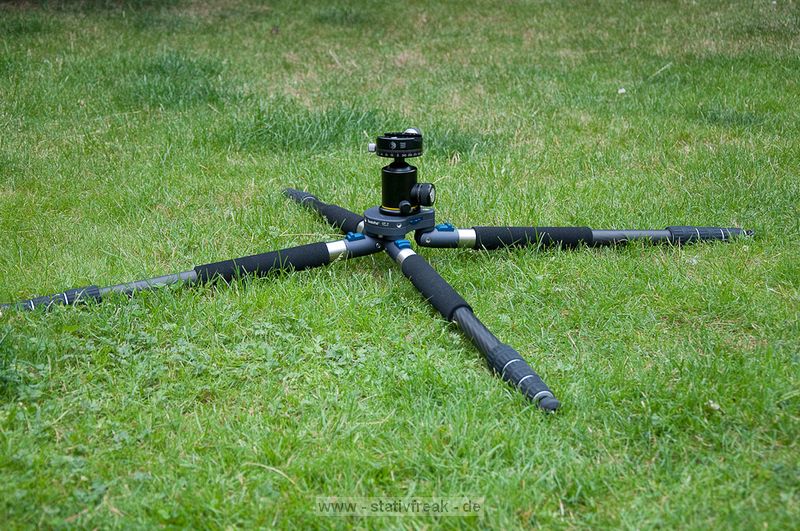 NOVOFLEX QuadroPod Variabel - QPV\n\nFoto und Text - Jrg Langer - www.stativfreak.de\n\nKommentar des Testers:\n\nVielen Dank an die Firma Novoflex, die uns das QPV - das flexible Vierbein Stativsystem - zum Testen berlassen hat.\n\nDas QuadroPod hat viele Pressemeldungen hervorgerufen als zur Photokina 2008 prsentiert wurde. Viele Stimmen wurden dazu laut, das ein Stativ mit drei Beinen immer stabiler und besser sein muss als das neue mit vier Beinen.\n\nEins vorweg:\nDas QPV ist das flexibelste und vielseitigste Stativ das wir je in den Hnden hatten und testen durften. \n\nSicher bekommt man als Betreiber einer solchen Plattform einiges tzu testen und zu sehen und hat einen besonderen Spleen fr solche technischen Schmankerl, aber das QPV ist wirklich ein Highlight das sich von der Masse abhebt.\n\nIn Sachen Stabilitt ist ein hochwertiges und recht gutes Stativ. Ja ein starkes Gitzo hlt dagegen den Stabilittstest, aber mit all den anderen Stativsystemen ist die flexibilitt und die vielseitigkeit an EInsatzgebieten immer wieder beschrnkt und genau da spielt das QPV seine Strken aus.\n\nMan kann das QPV als vierbein benutzen und wie man auf den Bilder sehen kann absolut bodennah arbeiten. Man kann aber auch die Neigung zweier Beine so verdrehen das man das vierte Bein entfernen kann, um im Handumdrehen aus dem Vierbein ein Dreibein zu machen. Das Handling ist dann wieder wie mit jedem anderen Stativ gleichauf. Das vierte entnommene Bein ist ein sehr hochwertiges und gut nutzbares Einbeinstativ.\n\nIn unserem Test hatten wir das QPV mit den vierteiligen Carbonbeinen im Einsatz. Das dreiteile wird an Stabilitt sicher noch etws zulegen, dafr aber ein lngeres Packma aufweisen.\n\nDie Beine lassen sich alle schnell entfernen und gegen andere Teile des Systems austauschen. So kann mann beispielsweise 2 lange Beine verwenden und zwei kurze Beine oder auch zwei Saugnpfe um das System an einem Tisch oder Auto befestigen zu knnen. Grenzen gibt es dazu nahezu keine, zumindest fallen uns keine ein.\n\nDie gesamte Arbeitshhe ist sehr gut und hoch.\n\nDie Beine aus Carbon sind verdrehsicher und hneln den Gitzo und Benro Beinen sehr. An den Beinenden sind schraubbare Gummife die beim hochdrehen zu Spikes umgewandelt werden. So hat man in jeder SItuation die richtigen Fe des Systems dabei.\n\nAlles in allem reden wir in diesem System ber feinste hochwertige Arbeit Made in Germany.\n\nAn der Schulter des Statives - der QPV-Basis - lassen sich durch zustzliche Bohrungen weitere Artikel aus dem Novoflex Systems befestigen, wie flexibel Arme, Blitzarme und andere ntzliche Helferlein.\n\nWas uns fehlte?\nEine mglichkeit zur Stabilisierung des ganzen eine Tasche unter das Stativ zu hngen wie wir es von vielen Gitzo und Benromodellen her kennen. Das wre ncoh eine Nachrstung und Feintuningmanahme wert.\n\nUnser Stativfreak Fazit:\nSehr Empfehlenswert fr diejenigen die ein komplettes flexibles und vielseitiges Haltungssystem suchen.\n\nSchauen Sie sich das System auf der Herstellerpage ruhig noch mal nher an. An Service werden Sie definitiv keinen besseren Hersteller finden.