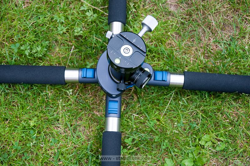 NOVOFLEX QuadroPod Variabel - QPV\n\nFoto und Text - Jrg Langer - www.stativfreak.de\n\nKommentar des Testers:\n\nVielen Dank an die Firma Novoflex, die uns das QPV - das flexible Vierbein Stativsystem - zum Testen berlassen hat.\n\nDas QuadroPod hat viele Pressemeldungen hervorgerufen als zur Photokina 2008 prsentiert wurde. Viele Stimmen wurden dazu laut, das ein Stativ mit drei Beinen immer stabiler und besser sein muss als das neue mit vier Beinen.\n\nEins vorweg:\nDas QPV ist das flexibelste und vielseitigste Stativ das wir je in den Hnden hatten und testen durften. \n\nSicher bekommt man als Betreiber einer solchen Plattform einiges tzu testen und zu sehen und hat einen besonderen Spleen fr solche technischen Schmankerl, aber das QPV ist wirklich ein Highlight das sich von der Masse abhebt.\n\nIn Sachen Stabilitt ist ein hochwertiges und recht gutes Stativ. Ja ein starkes Gitzo hlt dagegen den Stabilittstest, aber mit all den anderen Stativsystemen ist die flexibilitt und die vielseitigkeit an EInsatzgebieten immer wieder beschrnkt und genau da spielt das QPV seine Strken aus.\n\nMan kann das QPV als vierbein benutzen und wie man auf den Bilder sehen kann absolut bodennah arbeiten. Man kann aber auch die Neigung zweier Beine so verdrehen das man das vierte Bein entfernen kann, um im Handumdrehen aus dem Vierbein ein Dreibein zu machen. Das Handling ist dann wieder wie mit jedem anderen Stativ gleichauf. Das vierte entnommene Bein ist ein sehr hochwertiges und gut nutzbares Einbeinstativ.\n\nIn unserem Test hatten wir das QPV mit den vierteiligen Carbonbeinen im Einsatz. Das dreiteile wird an Stabilitt sicher noch etws zulegen, dafr aber ein lngeres Packma aufweisen.\n\nDie Beine lassen sich alle schnell entfernen und gegen andere Teile des Systems austauschen. So kann mann beispielsweise 2 lange Beine verwenden und zwei kurze Beine oder auch zwei Saugnpfe um das System an einem Tisch oder Auto befestigen zu knnen. Grenzen gibt es dazu nahezu keine, zumindest fallen uns keine ein.\n\nDie gesamte Arbeitshhe ist sehr gut und hoch.\n\nDie Beine aus Carbon sind verdrehsicher und hneln den Gitzo und Benro Beinen sehr. An den Beinenden sind schraubbare Gummife die beim hochdrehen zu Spikes umgewandelt werden. So hat man in jeder SItuation die richtigen Fe des Systems dabei.\n\nAlles in allem reden wir in diesem System ber feinste hochwertige Arbeit Made in Germany.\n\nAn der Schulter des Statives - der QPV-Basis - lassen sich durch zustzliche Bohrungen weitere Artikel aus dem Novoflex Systems befestigen, wie flexibel Arme, Blitzarme und andere ntzliche Helferlein.\n\nWas uns fehlte?\nEine mglichkeit zur Stabilisierung des ganzen eine Tasche unter das Stativ zu hngen wie wir es von vielen Gitzo und Benromodellen her kennen. Das wre ncoh eine Nachrstung und Feintuningmanahme wert.\n\nUnser Stativfreak Fazit:\nSehr Empfehlenswert fr diejenigen die ein komplettes flexibles und vielseitiges Haltungssystem suchen.\n\nSchauen Sie sich das System auf der Herstellerpage ruhig noch mal nher an. An Service werden Sie definitiv keinen besseren Hersteller finden.