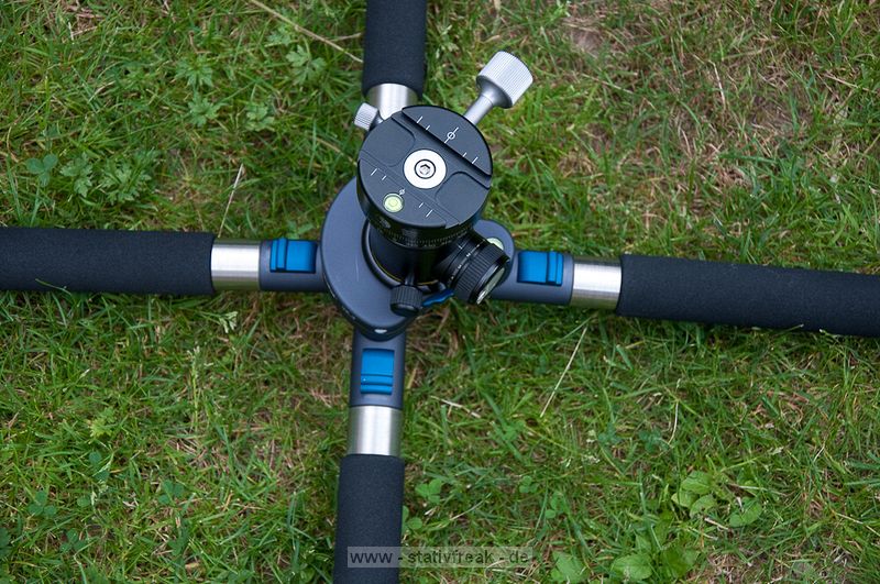 NOVOFLEX QuadroPod Variabel - QPV\n\nFoto und Text - Jrg Langer - www.stativfreak.de\n\nKommentar des Testers:\n\nVielen Dank an die Firma Novoflex, die uns das QPV - das flexible Vierbein Stativsystem - zum Testen berlassen hat.\n\nDas QuadroPod hat viele Pressemeldungen hervorgerufen als zur Photokina 2008 prsentiert wurde. Viele Stimmen wurden dazu laut, das ein Stativ mit drei Beinen immer stabiler und besser sein muss als das neue mit vier Beinen.\n\nEins vorweg:\nDas QPV ist das flexibelste und vielseitigste Stativ das wir je in den Hnden hatten und testen durften. \n\nSicher bekommt man als Betreiber einer solchen Plattform einiges tzu testen und zu sehen und hat einen besonderen Spleen fr solche technischen Schmankerl, aber das QPV ist wirklich ein Highlight das sich von der Masse abhebt.\n\nIn Sachen Stabilitt ist ein hochwertiges und recht gutes Stativ. Ja ein starkes Gitzo hlt dagegen den Stabilittstest, aber mit all den anderen Stativsystemen ist die flexibilitt und die vielseitigkeit an EInsatzgebieten immer wieder beschrnkt und genau da spielt das QPV seine Strken aus.\n\nMan kann das QPV als vierbein benutzen und wie man auf den Bilder sehen kann absolut bodennah arbeiten. Man kann aber auch die Neigung zweier Beine so verdrehen das man das vierte Bein entfernen kann, um im Handumdrehen aus dem Vierbein ein Dreibein zu machen. Das Handling ist dann wieder wie mit jedem anderen Stativ gleichauf. Das vierte entnommene Bein ist ein sehr hochwertiges und gut nutzbares Einbeinstativ.\n\nIn unserem Test hatten wir das QPV mit den vierteiligen Carbonbeinen im Einsatz. Das dreiteile wird an Stabilitt sicher noch etws zulegen, dafr aber ein lngeres Packma aufweisen.\n\nDie Beine lassen sich alle schnell entfernen und gegen andere Teile des Systems austauschen. So kann mann beispielsweise 2 lange Beine verwenden und zwei kurze Beine oder auch zwei Saugnpfe um das System an einem Tisch oder Auto befestigen zu knnen. Grenzen gibt es dazu nahezu keine, zumindest fallen uns keine ein.\n\nDie gesamte Arbeitshhe ist sehr gut und hoch.\n\nDie Beine aus Carbon sind verdrehsicher und hneln den Gitzo und Benro Beinen sehr. An den Beinenden sind schraubbare Gummife die beim hochdrehen zu Spikes umgewandelt werden. So hat man in jeder SItuation die richtigen Fe des Systems dabei.\n\nAlles in allem reden wir in diesem System ber feinste hochwertige Arbeit Made in Germany.\n\nAn der Schulter des Statives - der QPV-Basis - lassen sich durch zustzliche Bohrungen weitere Artikel aus dem Novoflex Systems befestigen, wie flexibel Arme, Blitzarme und andere ntzliche Helferlein.\n\nWas uns fehlte?\nEine mglichkeit zur Stabilisierung des ganzen eine Tasche unter das Stativ zu hngen wie wir es von vielen Gitzo und Benromodellen her kennen. Das wre ncoh eine Nachrstung und Feintuningmanahme wert.\n\nUnser Stativfreak Fazit:\nSehr Empfehlenswert fr diejenigen die ein komplettes flexibles und vielseitiges Haltungssystem suchen.\n\nSchauen Sie sich das System auf der Herstellerpage ruhig noch mal nher an. An Service werden Sie definitiv keinen besseren Hersteller finden.