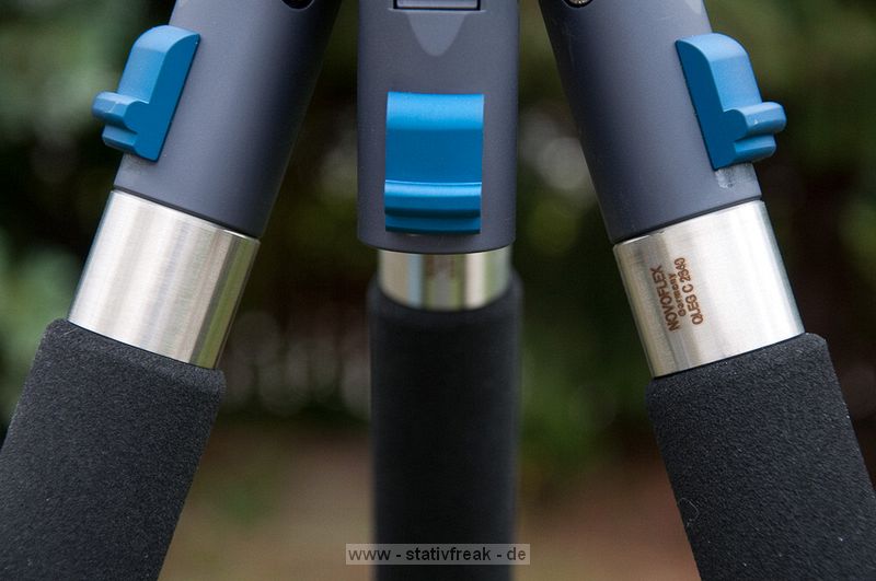 NOVOFLEX QuadroPod Variabel - QPV\n\nFoto und Text - Jrg Langer - www.stativfreak.de\n\nKommentar des Testers:\n\nVielen Dank an die Firma Novoflex, die uns das QPV - das flexible Vierbein Stativsystem - zum Testen berlassen hat.\n\nDas QuadroPod hat viele Pressemeldungen hervorgerufen als zur Photokina 2008 prsentiert wurde. Viele Stimmen wurden dazu laut, das ein Stativ mit drei Beinen immer stabiler und besser sein muss als das neue mit vier Beinen.\n\nEins vorweg:\nDas QPV ist das flexibelste und vielseitigste Stativ das wir je in den Hnden hatten und testen durften. \n\nSicher bekommt man als Betreiber einer solchen Plattform einiges tzu testen und zu sehen und hat einen besonderen Spleen fr solche technischen Schmankerl, aber das QPV ist wirklich ein Highlight das sich von der Masse abhebt.\n\nIn Sachen Stabilitt ist ein hochwertiges und recht gutes Stativ. Ja ein starkes Gitzo hlt dagegen den Stabilittstest, aber mit all den anderen Stativsystemen ist die flexibilitt und die vielseitigkeit an EInsatzgebieten immer wieder beschrnkt und genau da spielt das QPV seine Strken aus.\n\nMan kann das QPV als vierbein benutzen und wie man auf den Bilder sehen kann absolut bodennah arbeiten. Man kann aber auch die Neigung zweier Beine so verdrehen das man das vierte Bein entfernen kann, um im Handumdrehen aus dem Vierbein ein Dreibein zu machen. Das Handling ist dann wieder wie mit jedem anderen Stativ gleichauf. Das vierte entnommene Bein ist ein sehr hochwertiges und gut nutzbares Einbeinstativ.\n\nIn unserem Test hatten wir das QPV mit den vierteiligen Carbonbeinen im Einsatz. Das dreiteile wird an Stabilitt sicher noch etws zulegen, dafr aber ein lngeres Packma aufweisen.\n\nDie Beine lassen sich alle schnell entfernen und gegen andere Teile des Systems austauschen. So kann mann beispielsweise 2 lange Beine verwenden und zwei kurze Beine oder auch zwei Saugnpfe um das System an einem Tisch oder Auto befestigen zu knnen. Grenzen gibt es dazu nahezu keine, zumindest fallen uns keine ein.\n\nDie gesamte Arbeitshhe ist sehr gut und hoch.\n\nDie Beine aus Carbon sind verdrehsicher und hneln den Gitzo und Benro Beinen sehr. An den Beinenden sind schraubbare Gummife die beim hochdrehen zu Spikes umgewandelt werden. So hat man in jeder SItuation die richtigen Fe des Systems dabei.\n\nAlles in allem reden wir in diesem System ber feinste hochwertige Arbeit Made in Germany.\n\nAn der Schulter des Statives - der QPV-Basis - lassen sich durch zustzliche Bohrungen weitere Artikel aus dem Novoflex Systems befestigen, wie flexibel Arme, Blitzarme und andere ntzliche Helferlein.\n\nWas uns fehlte?\nEine mglichkeit zur Stabilisierung des ganzen eine Tasche unter das Stativ zu hngen wie wir es von vielen Gitzo und Benromodellen her kennen. Das wre ncoh eine Nachrstung und Feintuningmanahme wert.\n\nUnser Stativfreak Fazit:\nSehr Empfehlenswert fr diejenigen die ein komplettes flexibles und vielseitiges Haltungssystem suchen.\n\nSchauen Sie sich das System auf der Herstellerpage ruhig noch mal nher an. An Service werden Sie definitiv keinen besseren Hersteller finden.
