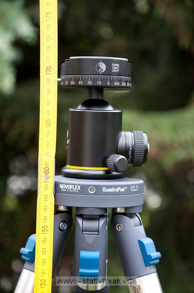 NOVOFLEX QuadroPod Variabel - QPV\n\nFoto und Text - Jrg Langer - www.stativfreak.de\n\nKommentar des Testers:\n\nVielen Dank an die Firma Novoflex, die uns das QPV - das flexible Vierbein Stativsystem - zum Testen berlassen hat.\n\nDas QuadroPod hat viele Pressemeldungen hervorgerufen als zur Photokina 2008 prsentiert wurde. Viele Stimmen wurden dazu laut, das ein Stativ mit drei Beinen immer stabiler und besser sein muss als das neue mit vier Beinen.\n\nEins vorweg:\nDas QPV ist das flexibelste und vielseitigste Stativ das wir je in den Hnden hatten und testen durften. \n\nSicher bekommt man als Betreiber einer solchen Plattform einiges tzu testen und zu sehen und hat einen besonderen Spleen fr solche technischen Schmankerl, aber das QPV ist wirklich ein Highlight das sich von der Masse abhebt.\n\nIn Sachen Stabilitt ist ein hochwertiges und recht gutes Stativ. Ja ein starkes Gitzo hlt dagegen den Stabilittstest, aber mit all den anderen Stativsystemen ist die flexibilitt und die vielseitigkeit an EInsatzgebieten immer wieder beschrnkt und genau da spielt das QPV seine Strken aus.\n\nMan kann das QPV als vierbein benutzen und wie man auf den Bilder sehen kann absolut bodennah arbeiten. Man kann aber auch die Neigung zweier Beine so verdrehen das man das vierte Bein entfernen kann, um im Handumdrehen aus dem Vierbein ein Dreibein zu machen. Das Handling ist dann wieder wie mit jedem anderen Stativ gleichauf. Das vierte entnommene Bein ist ein sehr hochwertiges und gut nutzbares Einbeinstativ.\n\nIn unserem Test hatten wir das QPV mit den vierteiligen Carbonbeinen im Einsatz. Das dreiteile wird an Stabilitt sicher noch etws zulegen, dafr aber ein lngeres Packma aufweisen.\n\nDie Beine lassen sich alle schnell entfernen und gegen andere Teile des Systems austauschen. So kann mann beispielsweise 2 lange Beine verwenden und zwei kurze Beine oder auch zwei Saugnpfe um das System an einem Tisch oder Auto befestigen zu knnen. Grenzen gibt es dazu nahezu keine, zumindest fallen uns keine ein.\n\nDie gesamte Arbeitshhe ist sehr gut und hoch.\n\nDie Beine aus Carbon sind verdrehsicher und hneln den Gitzo und Benro Beinen sehr. An den Beinenden sind schraubbare Gummife die beim hochdrehen zu Spikes umgewandelt werden. So hat man in jeder SItuation die richtigen Fe des Systems dabei.\n\nAlles in allem reden wir in diesem System ber feinste hochwertige Arbeit Made in Germany.\n\nAn der Schulter des Statives - der QPV-Basis - lassen sich durch zustzliche Bohrungen weitere Artikel aus dem Novoflex Systems befestigen, wie flexibel Arme, Blitzarme und andere ntzliche Helferlein.\n\nWas uns fehlte?\nEine mglichkeit zur Stabilisierung des ganzen eine Tasche unter das Stativ zu hngen wie wir es von vielen Gitzo und Benromodellen her kennen. Das wre ncoh eine Nachrstung und Feintuningmanahme wert.\n\nUnser Stativfreak Fazit:\nSehr Empfehlenswert fr diejenigen die ein komplettes flexibles und vielseitiges Haltungssystem suchen.\n\nSchauen Sie sich das System auf der Herstellerpage ruhig noch mal nher an. An Service werden Sie definitiv keinen besseren Hersteller finden.