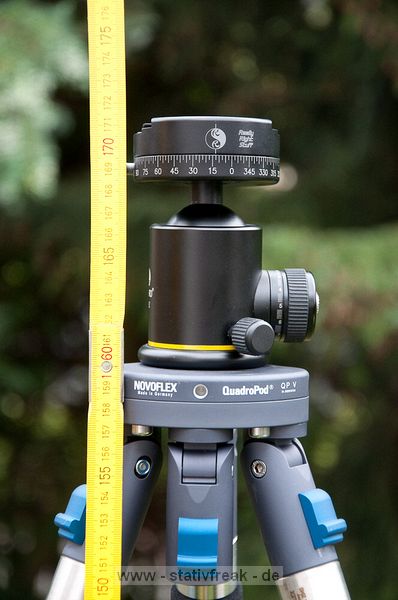 NOVOFLEX QuadroPod Variabel - QPV\n\nFoto und Text - Jrg Langer - www.stativfreak.de\n\nKommentar des Testers:\n\nVielen Dank an die Firma Novoflex, die uns das QPV - das flexible Vierbein Stativsystem - zum Testen berlassen hat.\n\nDas QuadroPod hat viele Pressemeldungen hervorgerufen als zur Photokina 2008 prsentiert wurde. Viele Stimmen wurden dazu laut, das ein Stativ mit drei Beinen immer stabiler und besser sein muss als das neue mit vier Beinen.\n\nEins vorweg:\nDas QPV ist das flexibelste und vielseitigste Stativ das wir je in den Hnden hatten und testen durften. \n\nSicher bekommt man als Betreiber einer solchen Plattform einiges tzu testen und zu sehen und hat einen besonderen Spleen fr solche technischen Schmankerl, aber das QPV ist wirklich ein Highlight das sich von der Masse abhebt.\n\nIn Sachen Stabilitt ist ein hochwertiges und recht gutes Stativ. Ja ein starkes Gitzo hlt dagegen den Stabilittstest, aber mit all den anderen Stativsystemen ist die flexibilitt und die vielseitigkeit an EInsatzgebieten immer wieder beschrnkt und genau da spielt das QPV seine Strken aus.\n\nMan kann das QPV als vierbein benutzen und wie man auf den Bilder sehen kann absolut bodennah arbeiten. Man kann aber auch die Neigung zweier Beine so verdrehen das man das vierte Bein entfernen kann, um im Handumdrehen aus dem Vierbein ein Dreibein zu machen. Das Handling ist dann wieder wie mit jedem anderen Stativ gleichauf. Das vierte entnommene Bein ist ein sehr hochwertiges und gut nutzbares Einbeinstativ.\n\nIn unserem Test hatten wir das QPV mit den vierteiligen Carbonbeinen im Einsatz. Das dreiteile wird an Stabilitt sicher noch etws zulegen, dafr aber ein lngeres Packma aufweisen.\n\nDie Beine lassen sich alle schnell entfernen und gegen andere Teile des Systems austauschen. So kann mann beispielsweise 2 lange Beine verwenden und zwei kurze Beine oder auch zwei Saugnpfe um das System an einem Tisch oder Auto befestigen zu knnen. Grenzen gibt es dazu nahezu keine, zumindest fallen uns keine ein.\n\nDie gesamte Arbeitshhe ist sehr gut und hoch.\n\nDie Beine aus Carbon sind verdrehsicher und hneln den Gitzo und Benro Beinen sehr. An den Beinenden sind schraubbare Gummife die beim hochdrehen zu Spikes umgewandelt werden. So hat man in jeder SItuation die richtigen Fe des Systems dabei.\n\nAlles in allem reden wir in diesem System ber feinste hochwertige Arbeit Made in Germany.\n\nAn der Schulter des Statives - der QPV-Basis - lassen sich durch zustzliche Bohrungen weitere Artikel aus dem Novoflex Systems befestigen, wie flexibel Arme, Blitzarme und andere ntzliche Helferlein.\n\nWas uns fehlte?\nEine mglichkeit zur Stabilisierung des ganzen eine Tasche unter das Stativ zu hngen wie wir es von vielen Gitzo und Benromodellen her kennen. Das wre ncoh eine Nachrstung und Feintuningmanahme wert.\n\nUnser Stativfreak Fazit:\nSehr Empfehlenswert fr diejenigen die ein komplettes flexibles und vielseitiges Haltungssystem suchen.\n\nSchauen Sie sich das System auf der Herstellerpage ruhig noch mal nher an. An Service werden Sie definitiv keinen besseren Hersteller finden.