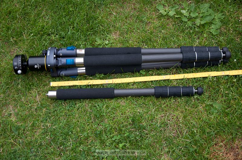 NOVOFLEX QuadroPod Variabel - QPV\n\nFoto und Text - Jrg Langer - www.stativfreak.de\n\nKommentar des Testers:\n\nVielen Dank an die Firma Novoflex, die uns das QPV - das flexible Vierbein Stativsystem - zum Testen berlassen hat.\n\nDas QuadroPod hat viele Pressemeldungen hervorgerufen als zur Photokina 2008 prsentiert wurde. Viele Stimmen wurden dazu laut, das ein Stativ mit drei Beinen immer stabiler und besser sein muss als das neue mit vier Beinen.\n\nEins vorweg:\nDas QPV ist das flexibelste und vielseitigste Stativ das wir je in den Hnden hatten und testen durften. \n\nSicher bekommt man als Betreiber einer solchen Plattform einiges tzu testen und zu sehen und hat einen besonderen Spleen fr solche technischen Schmankerl, aber das QPV ist wirklich ein Highlight das sich von der Masse abhebt.\n\nIn Sachen Stabilitt ist ein hochwertiges und recht gutes Stativ. Ja ein starkes Gitzo hlt dagegen den Stabilittstest, aber mit all den anderen Stativsystemen ist die flexibilitt und die vielseitigkeit an EInsatzgebieten immer wieder beschrnkt und genau da spielt das QPV seine Strken aus.\n\nMan kann das QPV als vierbein benutzen und wie man auf den Bilder sehen kann absolut bodennah arbeiten. Man kann aber auch die Neigung zweier Beine so verdrehen das man das vierte Bein entfernen kann, um im Handumdrehen aus dem Vierbein ein Dreibein zu machen. Das Handling ist dann wieder wie mit jedem anderen Stativ gleichauf. Das vierte entnommene Bein ist ein sehr hochwertiges und gut nutzbares Einbeinstativ.\n\nIn unserem Test hatten wir das QPV mit den vierteiligen Carbonbeinen im Einsatz. Das dreiteile wird an Stabilitt sicher noch etws zulegen, dafr aber ein lngeres Packma aufweisen.\n\nDie Beine lassen sich alle schnell entfernen und gegen andere Teile des Systems austauschen. So kann mann beispielsweise 2 lange Beine verwenden und zwei kurze Beine oder auch zwei Saugnpfe um das System an einem Tisch oder Auto befestigen zu knnen. Grenzen gibt es dazu nahezu keine, zumindest fallen uns keine ein.\n\nDie gesamte Arbeitshhe ist sehr gut und hoch.\n\nDie Beine aus Carbon sind verdrehsicher und hneln den Gitzo und Benro Beinen sehr. An den Beinenden sind schraubbare Gummife die beim hochdrehen zu Spikes umgewandelt werden. So hat man in jeder SItuation die richtigen Fe des Systems dabei.\n\nAlles in allem reden wir in diesem System ber feinste hochwertige Arbeit Made in Germany.\n\nAn der Schulter des Statives - der QPV-Basis - lassen sich durch zustzliche Bohrungen weitere Artikel aus dem Novoflex Systems befestigen, wie flexibel Arme, Blitzarme und andere ntzliche Helferlein.\n\nWas uns fehlte?\nEine mglichkeit zur Stabilisierung des ganzen eine Tasche unter das Stativ zu hngen wie wir es von vielen Gitzo und Benromodellen her kennen. Das wre ncoh eine Nachrstung und Feintuningmanahme wert.\n\nUnser Stativfreak Fazit:\nSehr Empfehlenswert fr diejenigen die ein komplettes flexibles und vielseitiges Haltungssystem suchen.\n\nSchauen Sie sich das System auf der Herstellerpage ruhig noch mal nher an. An Service werden Sie definitiv keinen besseren Hersteller finden.