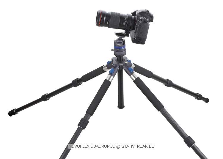 NOVOFLEX QUADROPOD\n\nFoto und Text von Novoflex zur Veröffentlichung zum Product Launch - Photokina 2008\n\nVIELEN DANK AN NOVOFLEX FÜR DIESE FRÜHZEITIGE INFORMATION!\n\nKommentar und Text aus der Pressemeldung:\n\nMit dem QuadroPod®, das die Novoflex Präzisionstechnik GmbH zum 60.  Firmenjubiläum anlässlich der photokina präsentiert, feiert nicht nur das erste Vierbein-Stativsystem seine Weltpremiere, sondern ein Stativ, das in seiner Vielfältigkeit nicht zu überbieten ist. Verarbeitung und Präzision definieren hier eine\nneue Premium-Klasse in der Stativtechnik. \n \nGrundlage des Systems ist eine völlig neu konzipierte Stativbasis, die nach dem Baukastenprinzip mit unterschiedlichen Beinvarianten ausgestattet werden kann. Als Standardvarianten werden Beine aus Aluminium oder Carbon mit jeweils drei oder vier Auszügen angeboten. Mit den derzeit angebotenen Beinvarianten sind\nArbeitshöhen von 7 cm bis 1,80 m möglich. Geplant sind zudem Stativbeine, die Arbeitshöhen bis 2,30 m zulassen. Darüber hinaus lassen sich die unterschiedlichen Beinvarianten untereinander kombinieren und mit Klemm-, Saug- und Steckvorrichtungen aus dem bestehenden Novoflex Programm ergänzen.\nDie Stativbasis gibt es in drei Ausführungen:\n\n- Basis\n- Basis mit Mittelsäule\n- Variabel mit verstellbaren Stützwinkeln von 3 x 120° auf 4 x 90°.\n\nDie Ausführung Variabel lässt sich wahlweise mit drei oder vier Beinen einsetzen. Der Vorteil des vierten Stativbeins liegt in dem enormen Zugewinn an Standfestigkeit. So wird die Standfläche des Stativs nahezu verdoppelt. \nGleichzeitig wird eine Tragkraft von 50 kg und mehr erreicht. Besonders bei schweren Objektiven mit langen Brennweiten zeigt das QuadroPod®, was in ihm\nsteckt. Während bei herkömmlichen Dreibein-Stativen schwere Ausrüstungen immer in Richtung eines Beines justiert werden sollten, spielt die Kameraausrichtung bei einem vierbeinigen Stativ keine Rolle. Da wackelt nichts, und eine Kippgefahr ist ausgeschlossen ganz gleich, in welche Richtung die Kamera montiert wird. Ein weiterer ganz entscheidender Vorteil ist die Stativausrichtung bei unebenen Untergründen. Statt wie bisher die Auszüge der Beine zu verändern, reicht beim QuadroPod® ein einziger Handgriff: Das vierte Bein wird einfach nur nach innen gedrückt, bis es Bodenkontakt bekommt, und schon steht das Stativ fest und sicher an der gewünschten Stelle. \n\nAuch beim Transport spielt die innovative Neuheit ihre Stärken aus. Da sich die Beine von der Stativbasis trennen lassen, sind die Einzelteile bequem und platz sparend zu verstauen. Ein Vorteil nicht nur bei Flugreisen und Trekkingtouren. Außerdem kann der Fotograf bereits im Vorfeld entscheiden, welche Stativausrüstung er benötigt und die entsprechenden Beinlängen einpacken. \n\nBei Wanderungen oder Bergtouren können die Stativbeine zudem durch Novoflex Wanderstöcke ersetzt werden; das spart zusätzlich Gewicht ein.\n\nDie Stativbasis ist außerdem mit drei Gewindebohrungen ausgestattet, an denen sich zum Beispiel Haltesysteme für Blitzgeräte, Aufheller, Lichtabhalter (Flags) und viele andere Hilfsmittel befestigen lassen. Beispiel für diese herausragende Statividee:\nMit flexiblen Haltearmen lassen sich zwei Blitzgeräte links und rechts der Kamera für eine schattenfreie Ausleuchtung bei Makro- und Porträtaufnahmen positionieren.\n\nOb als Standard-, Mini-, Auto- oder Klemmstativ, die Einsatzmöglichkeiten des QuadroPod® sind so vielseitig wie die Anforderungen und Aufgabenstellung in der Fotografie. Einen kleinen Querschnitt der vielseitigen Möglichkeiten bietet die\nfolgende Bildübersicht. \n\nFazit: Mit dem QuadroPod® hat Novoflex ein Stativsystem kreiert, das seines gleichen sucht. \n\nDas Novoflex QuadroPod® ist voraussichtlich Ende 2008 lieferbar.\n\nWeitere Informationen und Liefernachweise von: Novoflex\nPräzisionstechnik GmbH, Brahmsstraße 7, 87700 Memmingen,\nTelefon 0 83 31 / 8 88 88, E-Mail: mail@novoflex.de oder im\nInternet unter www.novoflex.de.