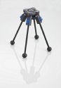 NOVOFLEX QUADROPOD\n\nFoto und Text von Novoflex zur Verffentlichung zum Product Launch - Photokina 2008\n\nVIELEN DANK AN NOVOFLEX FR DIESE FRHZEITIGE INFORMATION!\n\nKommentar und Text aus der Pressemeldung:\n\nMit dem QuadroPod, das die Novoflex Przisionstechnik GmbH zum 60.  Firmenjubilum anlsslich der photokina prsentiert, feiert nicht nur das erste Vierbein-Stativsystem seine Weltpremiere, sondern ein Stativ, das in seiner Vielfltigkeit nicht zu berbieten ist. Verarbeitung und Przision definieren hier eine\nneue Premium-Klasse in der Stativtechnik. \n \nGrundlage des Systems ist eine vllig neu konzipierte Stativbasis, die nach dem Baukastenprinzip mit unterschiedlichen Beinvarianten ausgestattet werden kann. Als Standardvarianten werden Beine aus Aluminium oder Carbon mit jeweils drei oder vier Auszgen angeboten. Mit den derzeit angebotenen Beinvarianten sind\nArbeitshhen von 7 cm bis 1,80 m mglich. Geplant sind zudem Stativbeine, die Arbeitshhen bis 2,30 m zulassen. Darber hinaus lassen sich die unterschiedlichen Beinvarianten untereinander kombinieren und mit Klemm-, Saug- und Steckvorrichtungen aus dem bestehenden Novoflex Programm ergnzen.\nDie Stativbasis gibt es in drei Ausfhrungen:\n\n- Basis\n- Basis mit Mittelsule\n- Variabel mit verstellbaren Sttzwinkeln von 3 x 120 auf 4 x 90.\n\nDie Ausfhrung Variabel lsst sich wahlweise mit drei oder vier Beinen einsetzen. Der Vorteil des vierten Stativbeins liegt in dem enormen Zugewinn an Standfestigkeit. So wird die Standflche des Stativs nahezu verdoppelt. \nGleichzeitig wird eine Tragkraft von 50 kg und mehr erreicht. Besonders bei schweren Objektiven mit langen Brennweiten zeigt das QuadroPod, was in ihm\nsteckt. Whrend bei herkmmlichen Dreibein-Stativen schwere Ausrstungen immer in Richtung eines Beines justiert werden sollten, spielt die Kameraausrichtung bei einem vierbeinigen Stativ keine Rolle. Da wackelt nichts, und eine Kippgefahr ist ausgeschlossen ganz gleich, in welche Richtung die Kamera montiert wird. Ein weiterer ganz entscheidender Vorteil ist die Stativausrichtung bei unebenen Untergrnden. Statt wie bisher die Auszge der Beine zu verndern, reicht beim QuadroPod ein einziger Handgriff: Das vierte Bein wird einfach nur nach innen gedrckt, bis es Bodenkontakt bekommt, und schon steht das Stativ fest und sicher an der gewnschten Stelle. \n\nAuch beim Transport spielt die innovative Neuheit ihre Strken aus. Da sich die Beine von der Stativbasis trennen lassen, sind die Einzelteile bequem und platz sparend zu verstauen. Ein Vorteil nicht nur bei Flugreisen und Trekkingtouren. Auerdem kann der Fotograf bereits im Vorfeld entscheiden, welche Stativausrstung er bentigt und die entsprechenden Beinlngen einpacken. \n\nBei Wanderungen oder Bergtouren knnen die Stativbeine zudem durch Novoflex Wanderstcke ersetzt werden; das spart zustzlich Gewicht ein.\n\nDie Stativbasis ist auerdem mit drei Gewindebohrungen ausgestattet, an denen sich zum Beispiel Haltesysteme fr Blitzgerte, Aufheller, Lichtabhalter (Flags) und viele andere Hilfsmittel befestigen lassen. Beispiel fr diese herausragende Statividee:\nMit flexiblen Haltearmen lassen sich zwei Blitzgerte links und rechts der Kamera fr eine schattenfreie Ausleuchtung bei Makro- und Portrtaufnahmen positionieren.\n\nOb als Standard-, Mini-, Auto- oder Klemmstativ, die Einsatzmglichkeiten des QuadroPod sind so vielseitig wie die Anforderungen und Aufgabenstellung in der Fotografie. Einen kleinen Querschnitt der vielseitigen Mglichkeiten bietet die\nfolgende Bildbersicht. \n\nFazit: Mit dem QuadroPod hat Novoflex ein Stativsystem kreiert, das seines gleichen sucht. \n\nDas Novoflex QuadroPod ist voraussichtlich Ende 2008 lieferbar.\n\nWeitere Informationen und Liefernachweise von: Novoflex\nPrzisionstechnik GmbH, Brahmsstrae 7, 87700 Memmingen,\nTelefon 0 83 31 / 8 88 88, E-Mail: mail@novoflex.de oder im\nInternet unter www.novoflex.de.